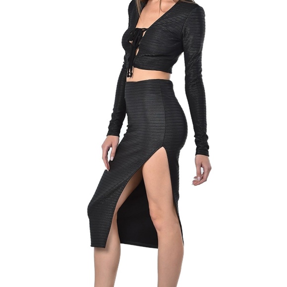 Beautiful Black Textured 2pc Set - Picture 4 of 7